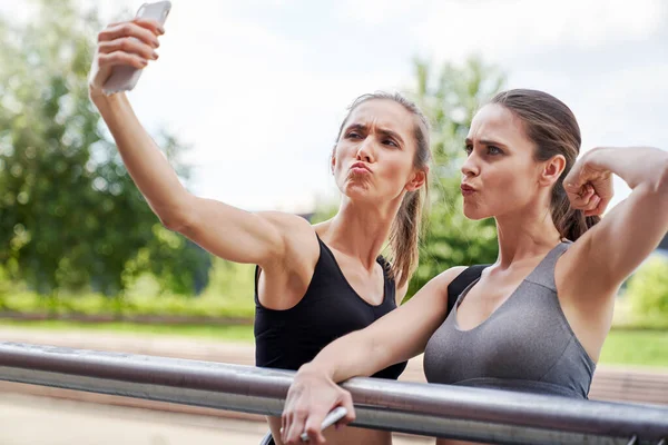 Dos Mujeres Atléticas Fuertes Haciendo Caras Divertidas Para Selfies —  Fotos de Stock