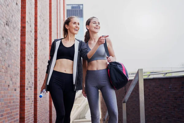 Deux Femmes Sportives Souriantes Vêtements Sport Pointant Leur Doigt — Photo