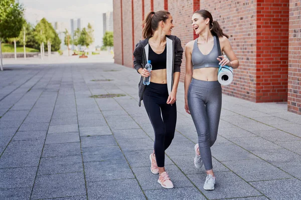 Dwie Śmiejące Się Atletyczne Kobiety Wracają Treningu — Zdjęcie stockowe