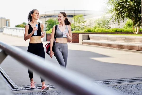 Zwei Athletische Frauen Gespräch Auf Dem Weg Zum Training — Stockfoto