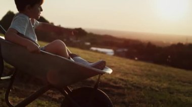 El arabasına binen gülümseyen çocuğun videosu. 8K 'da kırmızı helyum kamerayla çekildi..