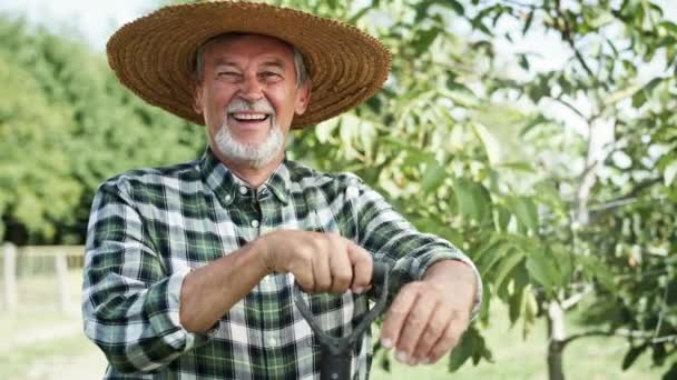 Handheld Video Portrait Happy Farmer Straw Hat Shot Red Helium — Stock Video