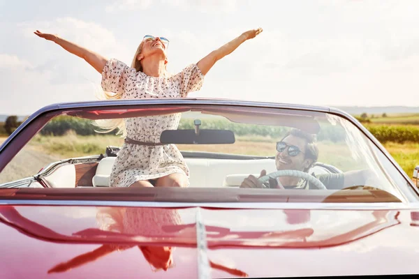 Cabriolet 'li mutlu gençlerin ön görüntüsü                               