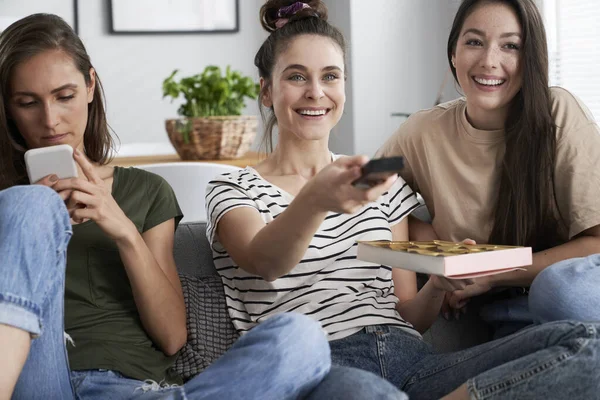 Tres Amigos Viendo Televisión Con Una Caja Chocolates —  Fotos de Stock