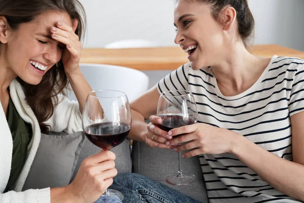 Två Vänner Skrattar Med Ett Glas Vin Handen — Stockfoto