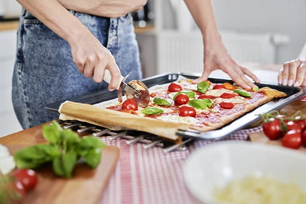 Gros Plan Trancher Pizza Maison Sur Table — Photo