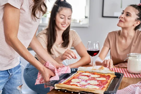 Tre Vänner Testar Hemmagjord Pizzakvarn — Stockfoto