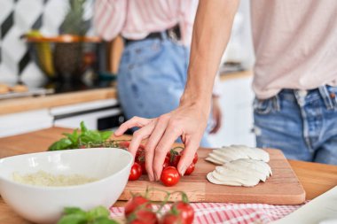 Yakından bir kiraz domatesi geliyor.                               