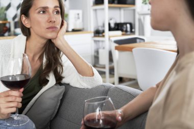 İki ciddi arkadaş sohbet ediyor ve şarap içiyor.                               