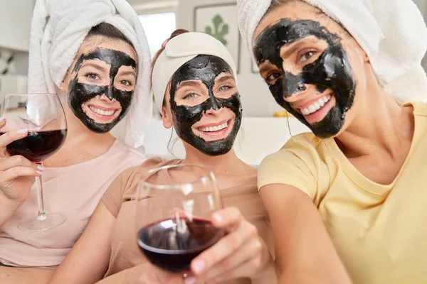 Tre Leende Vänner Tar Selfies Med Ansiktsmasker Ansiktet — Stockfoto