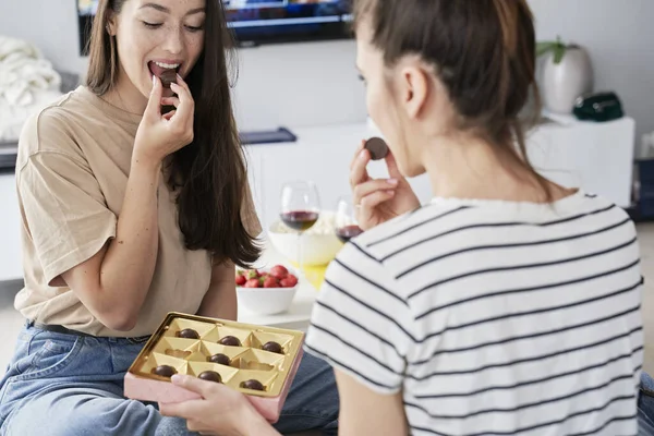 Due Amici Che Mangiano Cioccolatini Seduti Sul Divano Casa — Foto Stock