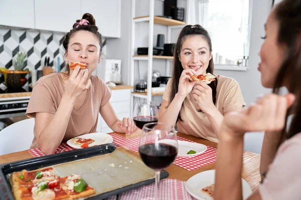 Vänner Som Äter Utsökt Hemlagad Pizza — Stockfoto