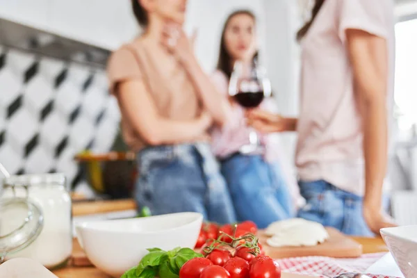 Närbild Körsbärstomat Och Kvinnor Bakgrunden — Stockfoto