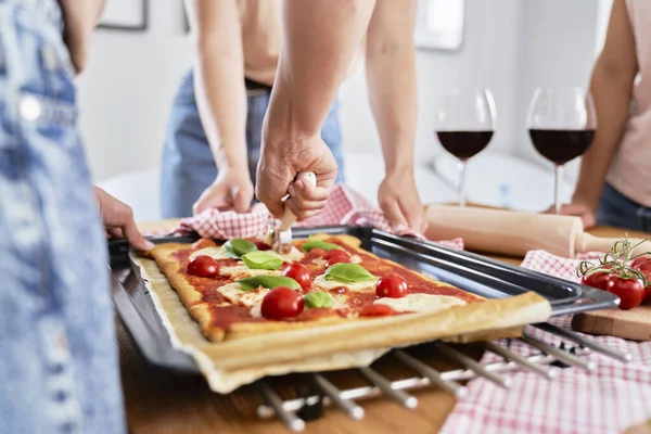 Närbild Skivning Läckra Hemlagad Pizza Bordet — Stockfoto