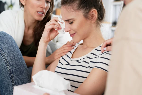 Mujeres Consolando Amigo Desesperado —  Fotos de Stock