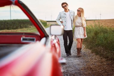 Arabada buluşan çifte sarılmak.                               