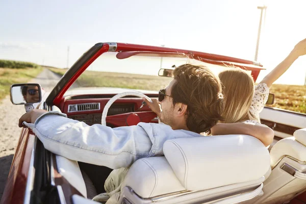 Vue Arrière Couple Embrassant Conduisant Une Voiture — Photo