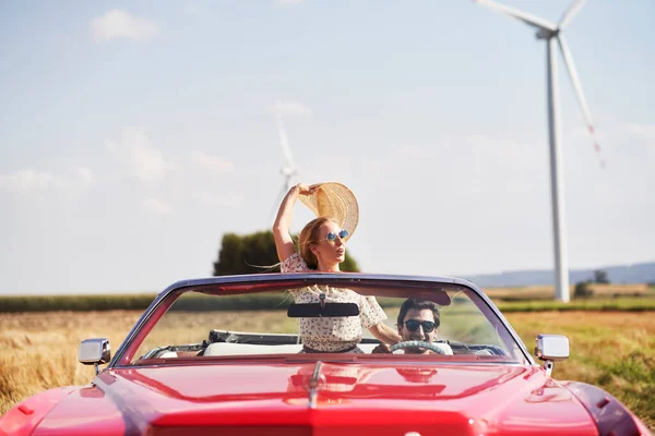 Kırmızı Bir Araba Süren Mutlu Çiftin Görüntüsü — Stok fotoğraf