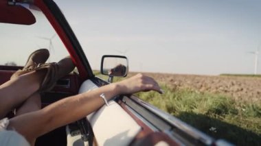 Kadının araba yolculuğu sırasında rahatladığı videoyu kapat. 8K 'da kırmızı helyum kamerayla çekildi..