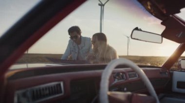 Yolculuğun nereye gittiğini gösteren bir çift videosu. 8K 'da kırmızı helyum kamerayla çekildi..