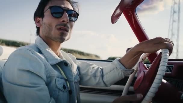 Antika Bir Araba Süren Yakışıklı Bir Adamın Kamerasıyla Çekilmiş Videosu — Stok video
