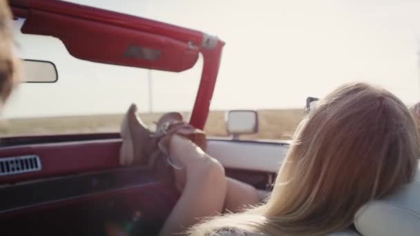 Видео Женщины Рулем Машины Солнечный Летний День Съемка Красной Гелиевой — стоковое видео