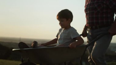 Büyükbabamın gün batımında el arabasıyla torununu götürdüğü video. 8K 'da kırmızı helyum kamerayla çekildi..