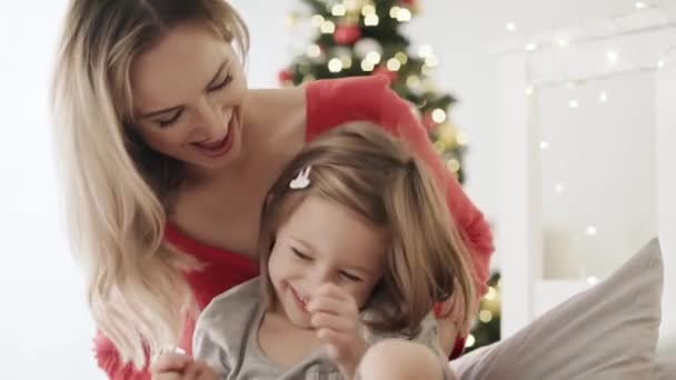 Video Genggam Dari Ibu Bahagia Menggelitik Putri Pada Pagi Natal — Stok Video