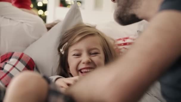 Video of parents tickle children in bed on Christmas morning. Shot with RED helium camera in 8K. — Stock Footage Video Parents Tickle Children Bed Christmas Morning Shot Red Helium Stock Video