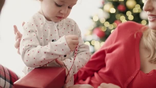 Video Una Niña Desempacando Regalos Mañana Navidad Fotografía Con Cámara — Vídeos de Stock