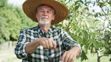 Hasır şapkalı çiftçi portresi. 8K 'da kırmızı helyum kamerayla çekildi..