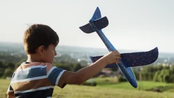 Tracking Video Von Kleinen Jungen Beim Spielen Mit Flugzeug Draußen — Stockvideo