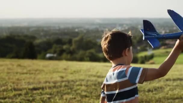 Küçük Çocuğun Uçakla Oynarken Çekilmiş Videosu Kırmızı Helyum Kamerayla Çekildi — Stok video