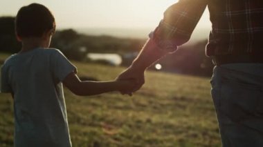 Büyükbaba ve torununun gün batımında yürüdüğünü gösteren bir video. 8K 'da kırmızı helyum kamerayla çekildi..