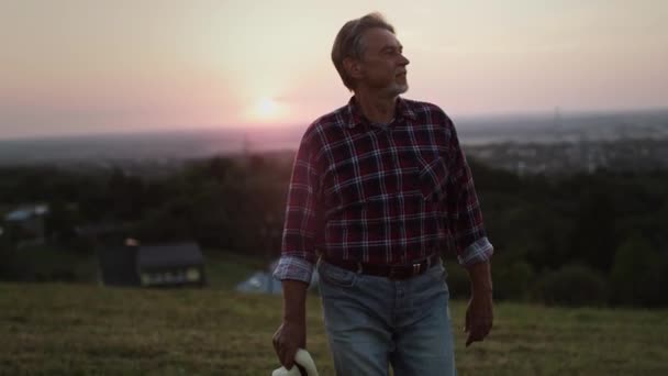 Video Del Orgulloso Anciano Caminando Por Tierra Disparo Con Cámara — Vídeo de stock