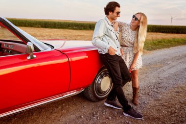 Yolculukta buluşan bir çift.                               