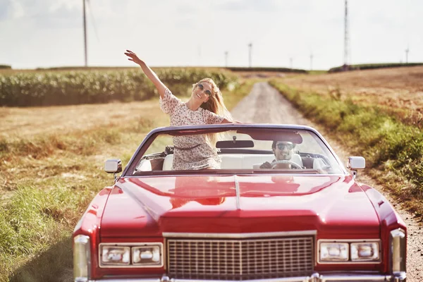 車の中で幸せなカップルのフロントビュー — ストック写真