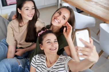 En iyi üç arkadaşın selfie çektiği en iyi manzara.                               