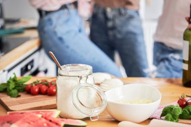 Pizza hazırlamak için gerekli malzemelerin ayrıntıları                               