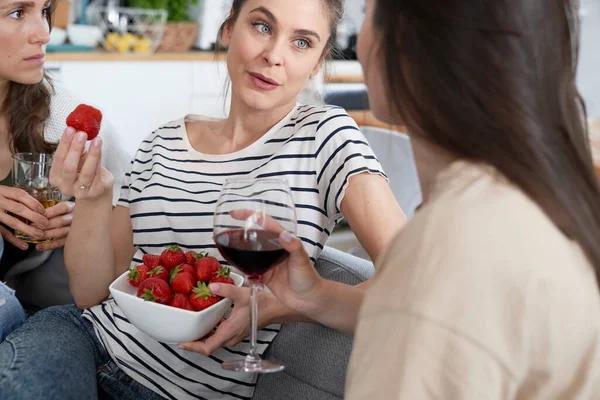 Tre Vänner Chattar Och Äter Säsongsbetonade Jordgubbar Och Dricker Vin — Stockfoto