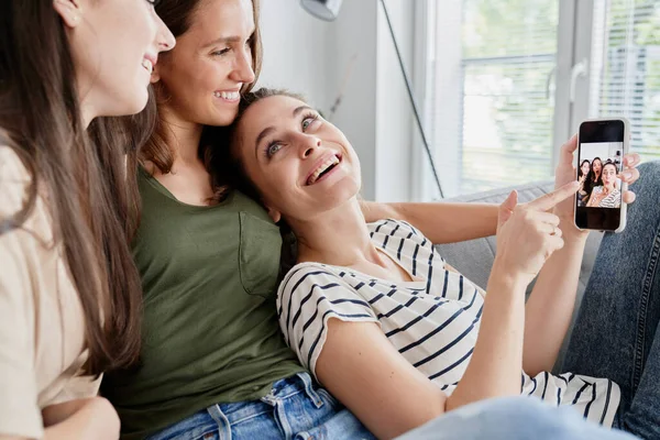 Mejores Amigos Sonriendo Mientras Navegan Por Sus Selfies — Foto de Stock