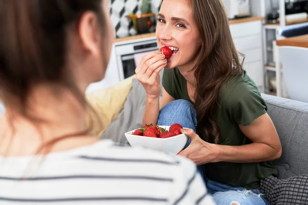 Two Friends Chatting Eating Seasonal Strawberries — Stock Photo, Image