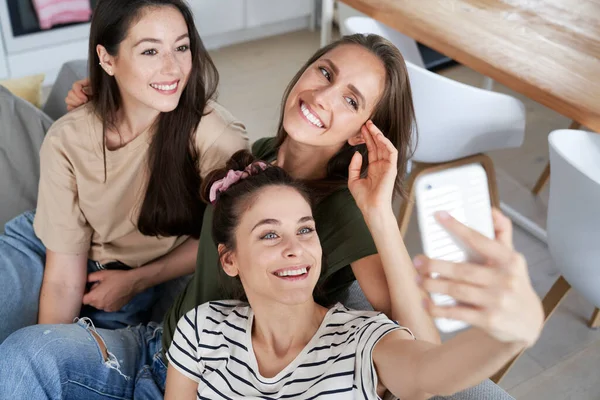 Visão Superior Três Melhores Amigos Tirando Selfie — Fotografia de Stock