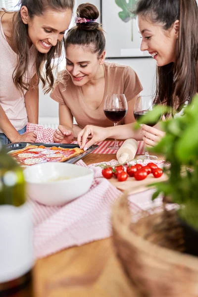 Vänner Väg Att Äta Hemlagad Pizza — Stockfoto