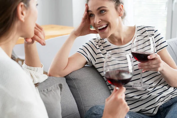 Amigos Felices Sentados Con Una Copa Vino — Foto de Stock