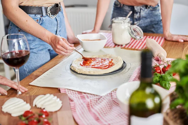 Närbild Att Förbereda Hemlagad Pizza Bordet — Stockfoto