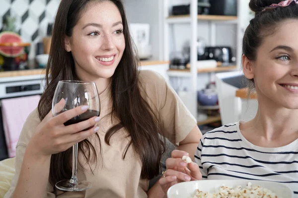 Vänner Umgås Och Dricker Vin — Stockfoto