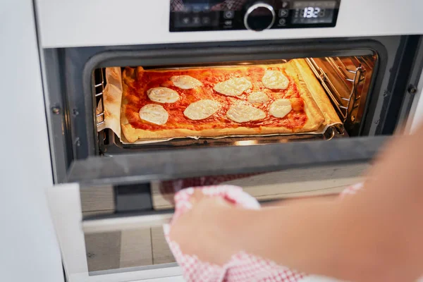 Nahaufnahme Vom Ziehen Einer Hausgemachten Pizza Aus Dem Ofen — Stockfoto