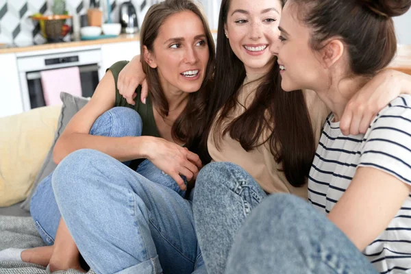 Drie Beste Vrienden Die Samen Thuis Zijn — Stockfoto