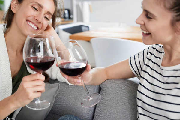 Amigos Sorridentes Sentados Com Copo Vinho — Fotografia de Stock